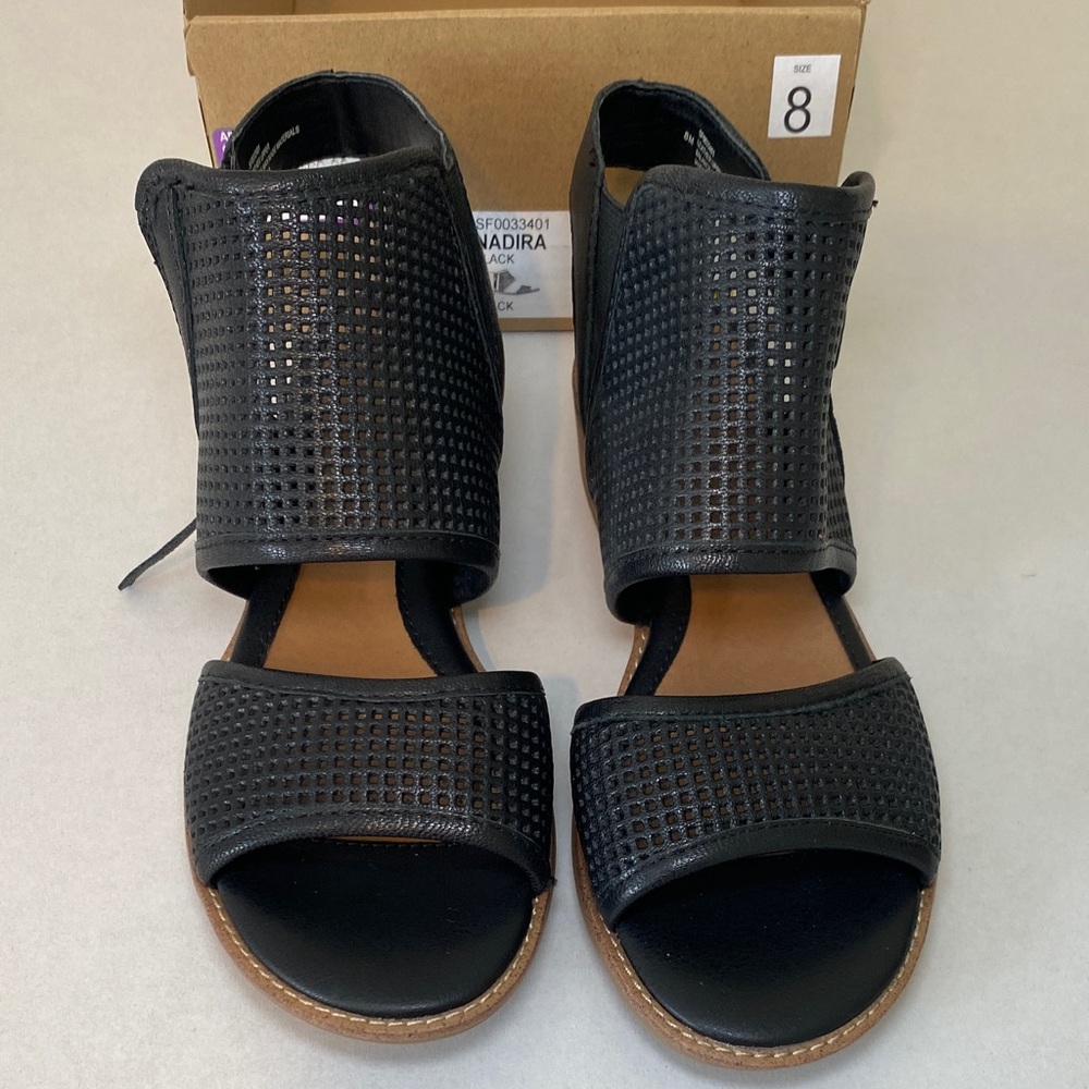 Sofft 8M Black Perforated Leather Sandals Open Toe Low Heel Side Zip box no lid